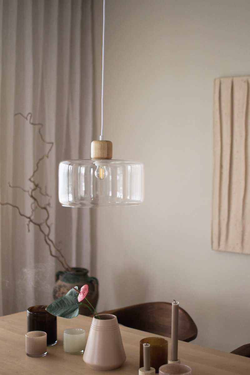 DOT Ø30 Gennemsigtig loftslampe Fra Globen Lighting - DOT, designet af Roger Persson, er inspireret af en glasflaske med et dekorativt låg.