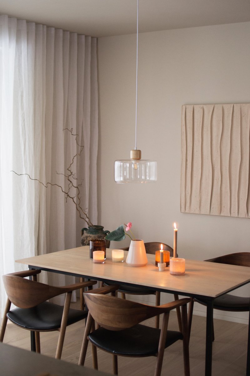 DOT Ø30 Gennemsigtig loftslampe Fra Globen Lighting - DOT, designet af Roger Persson, er inspireret af en glasflaske med et dekorativt låg.