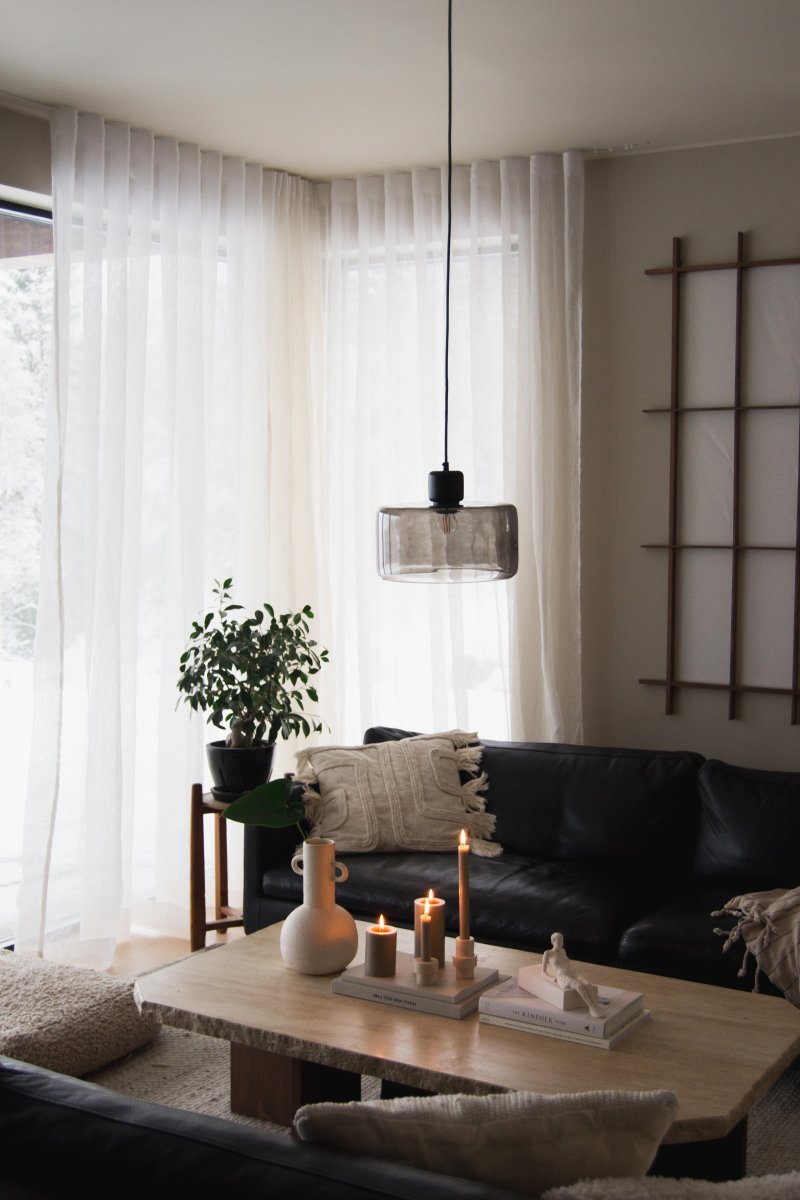 DOT Ø30 Røgfarvet loftslampe Fra Globen Lighting - DOT, designet af Roger Persson, er inspireret af en glasflaske med et dekorativt l&aring;g.