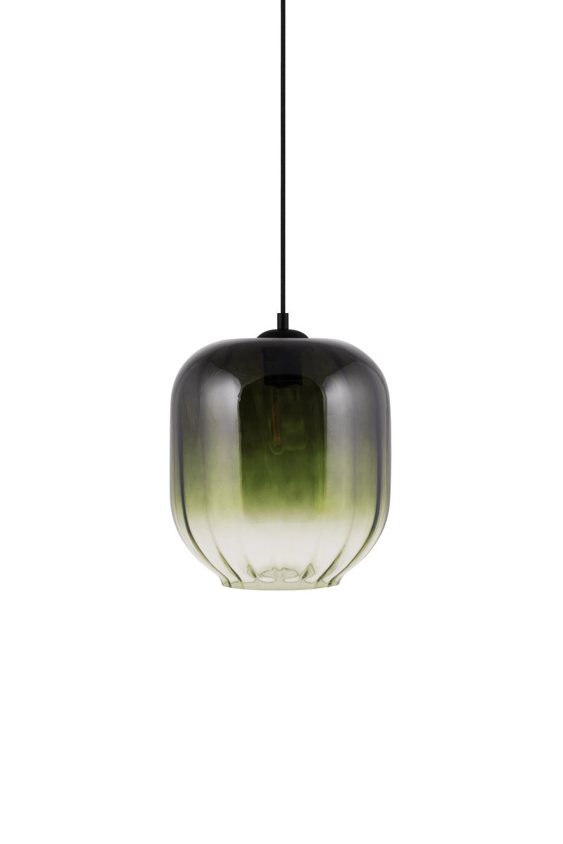 Haze Ø25 Grøn loftslampe Fra Globen Lighting - Haze er en smuk pendel med et mundblæst glas, der er riflet på indersiden, hvilket skaber et smukt lysspil, når lampen er tændt.