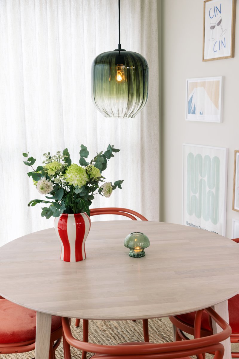 Haze Ø25 Grøn loftslampe Fra Globen Lighting - Haze er en smuk pendel med et mundblæst glas, der er riflet på indersiden, hvilket skaber et smukt lysspil, når lampen er tændt.