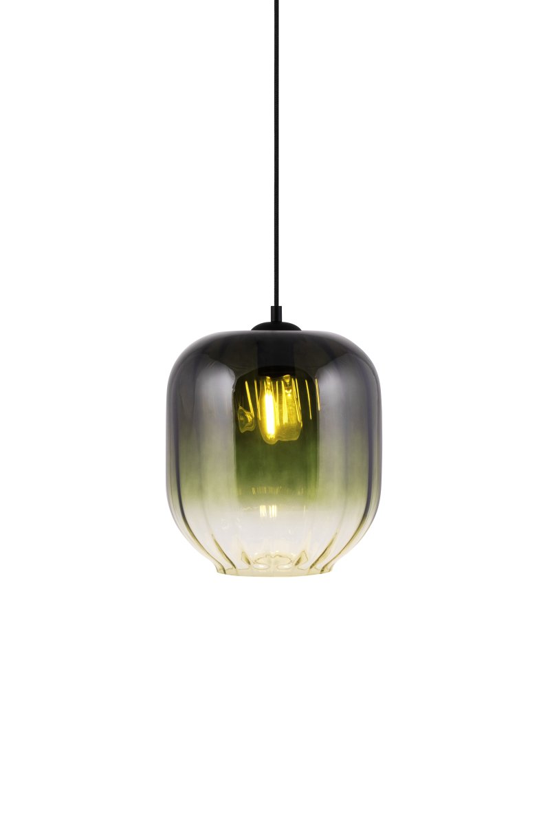 Haze Ø25 Grøn loftslampe Fra Globen Lighting - Haze er en smuk pendel med et mundblæst glas, der er riflet på indersiden, hvilket skaber et smukt lysspil, når lampen er tændt.