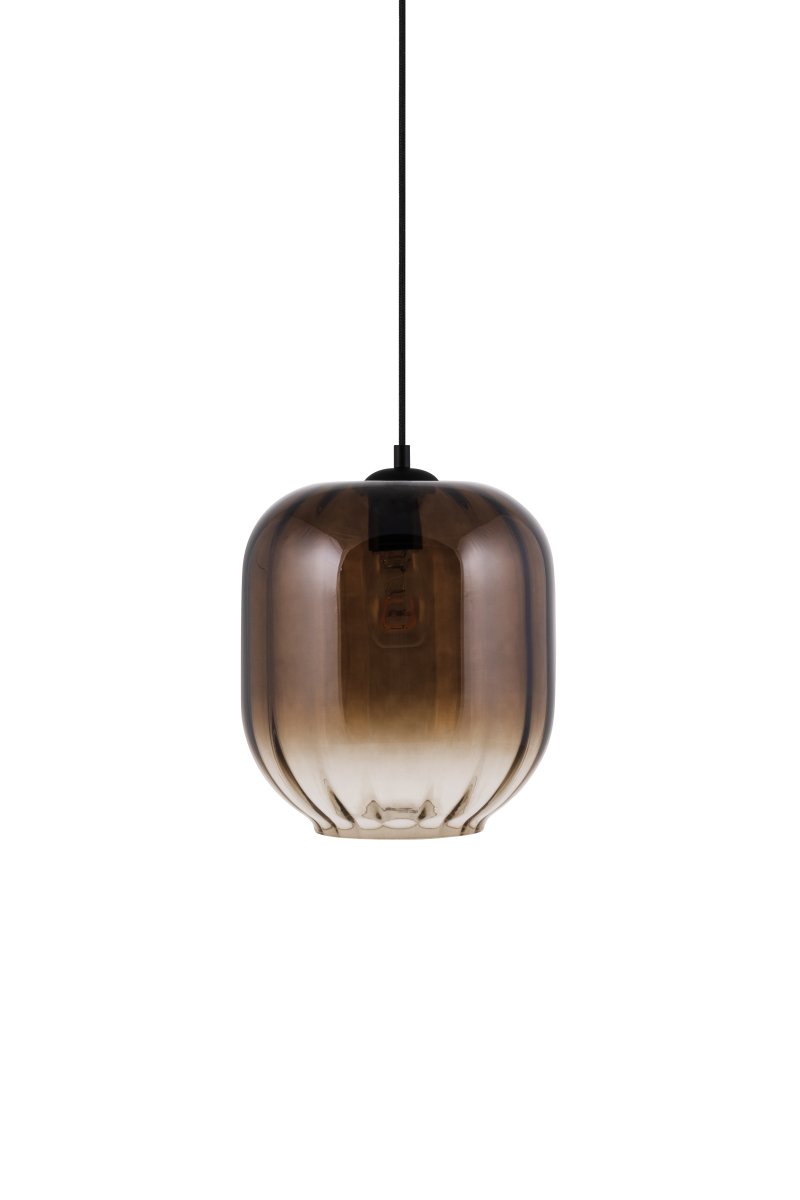 Haze Ø25 Brun loftslampe Fra Globen Lighting - Haze er en smuk pendel med et mundbl&aelig;st glas, der er riflet p&aring; indersiden, hvilket skaber et smukt lysspil, n&aring;r lampen er t&aelig;ndt.