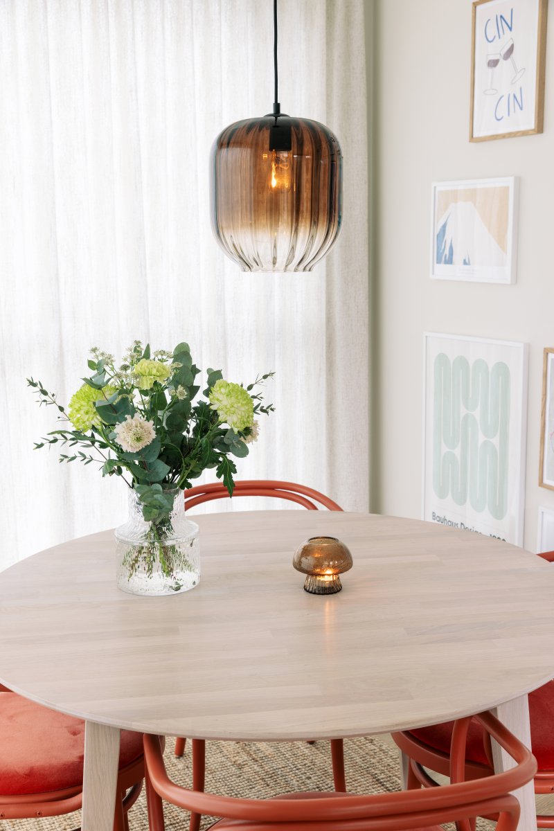Haze Ø25 Brun loftslampe Fra Globen Lighting - Haze er en smuk pendel med et mundbl&aelig;st glas, der er riflet p&aring; indersiden, hvilket skaber et smukt lysspil, n&aring;r lampen er t&aelig;ndt.