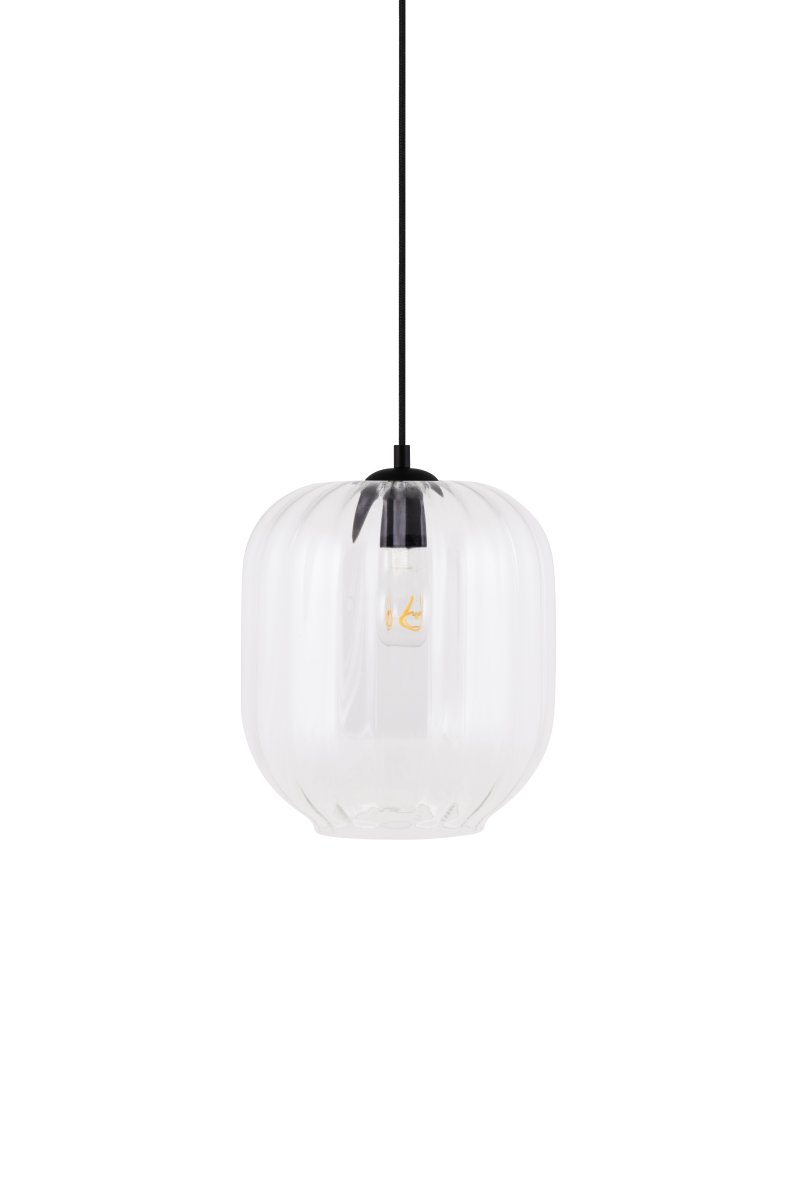 Haze Ø25 Gennemsigtig loftslampe Fra Globen Lighting - Haze er en smuk pendellampe med mundblæst glas, der er riflet på indersiden, hvilket skaber et smukt lysspil, når lampen er tændt.