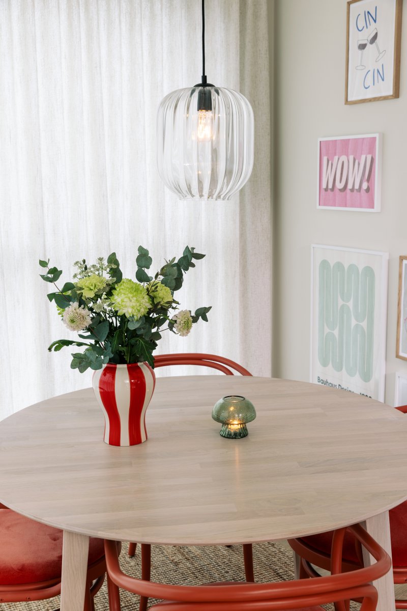 Haze Ø25 Gennemsigtig loftslampe Fra Globen Lighting - Haze er en smuk pendellampe med mundblæst glas, der er riflet på indersiden, hvilket skaber et smukt lysspil, når lampen er tændt.