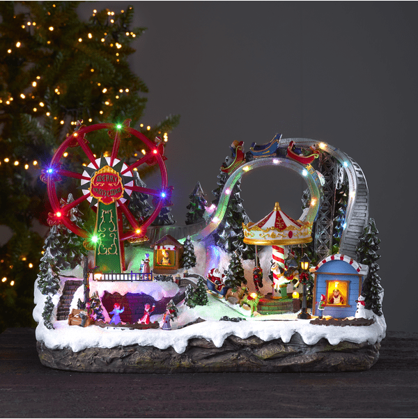 Largeville 36cm Flerfarvet Fra Star Trading - Stor og detaljeret dekorationslandsby i form af et tivoli med sk&oslash;jtebane, karruseller og en bjergdal.