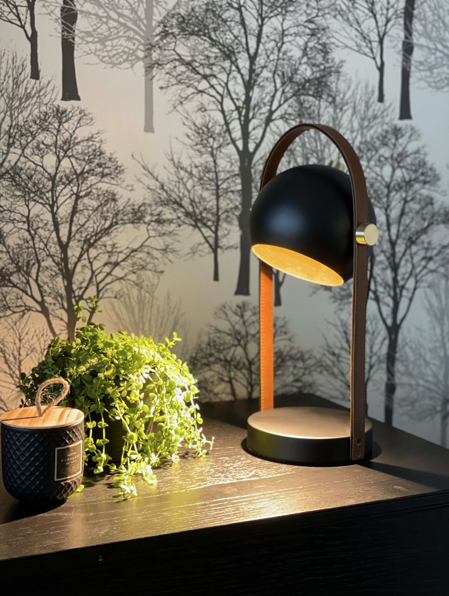 Bow 38cm Sort bordlampe Fra Aneta Lighting - Bow bordlampe i sortlakeret metal med detaljer i mat messing og brunt læder.