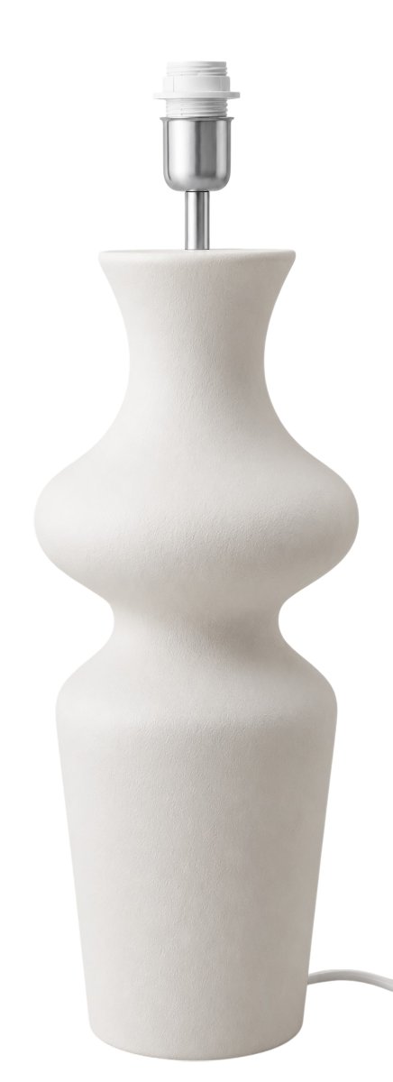 Zoom billede af Belladonna 60cm Vit lampefod Fra Hallbergs - Den vita, strukturerade finishen framh&auml;ver lampans organiska former och g&ouml;r den enkel att kombinera med olika typer av lampsk&auml;rmar och inredningsstilar.