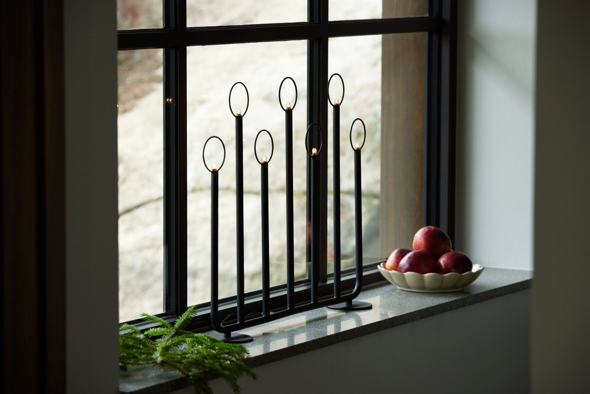 Natale Sort Fra Globen Lighting - Lampen er lavet af sort pulverlakeret metal og leveres komplet med lyskilder, et 200 cm langt sort kabel med sort kontakt, transformer og stik.