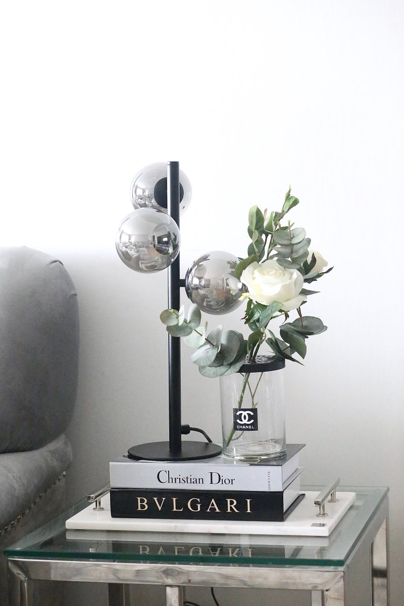 Molekyl 46cm Røg grå bordlampe Fra Aneta Lighting - Molekyl bordlampe med lampefod i sort metal og 3 sodede glaskopper.