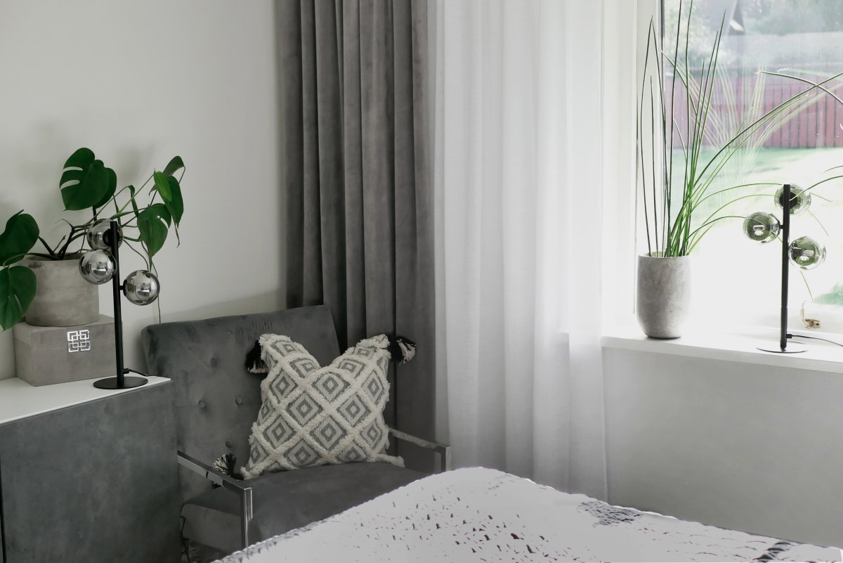 Molekyl 46cm Røg grå bordlampe Fra Aneta Lighting - Molekyl bordlampe med lampefod i sort metal og 3 sodede glaskopper.