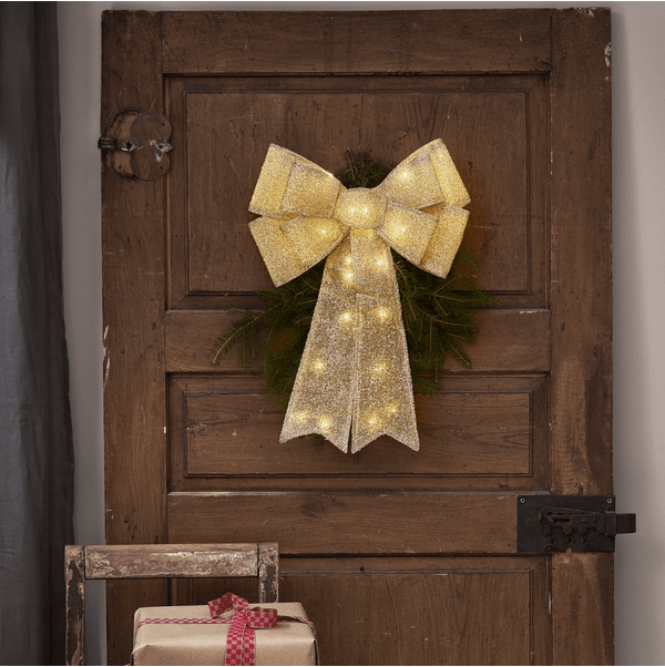 Lotta Guld Fra Star Trading - En løkke med 40 små LED-prikker skinner smukt med sit varme hvide lys, når produktet er tændt.