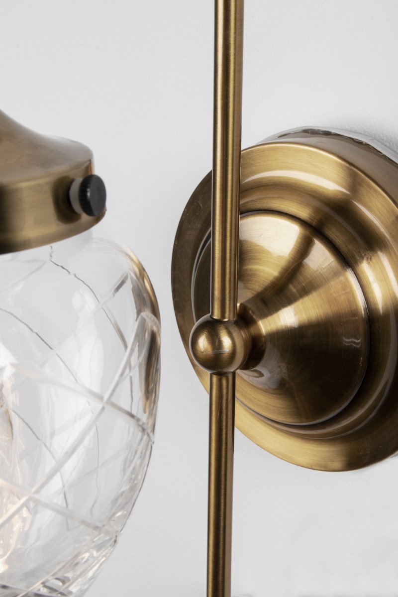 Juni 24cm Antik messing/transparent badeværelseslampe Fra Globen Lighting - Juni med sit smukke slebne glas og metalskærm tager dig tilbage i tiden til starten af 1900-tallet.