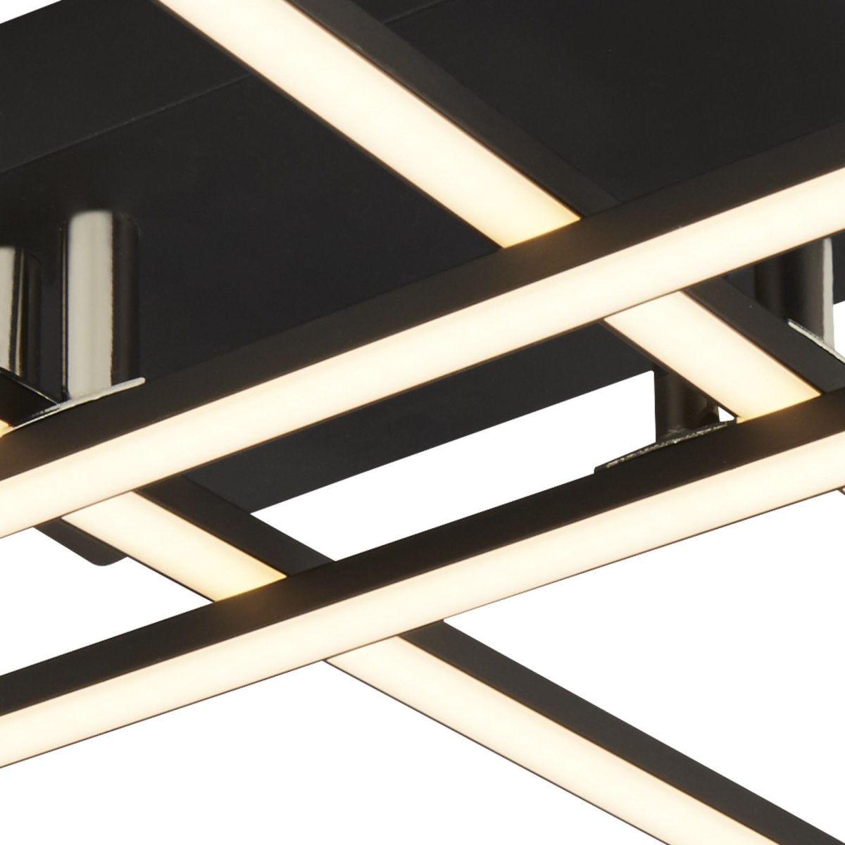Matrix 45cm Mat sort plafond Fra Searchlight - Dette rene og elegante armatur er perfekt til rum med lavt til loftet, s&aring;som sovev&aelig;relser, stuer eller entre, og tilf&oslash;jer en i&oslash;jnefaldende detalje.