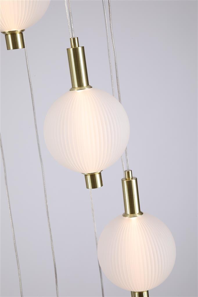 Luminique Ø50 Messing loftslampe Fra Searchlight - Lampen er lavet af metal med en satinmat finish og har otte sk&aelig;rme i matteret glas med integreret LED.