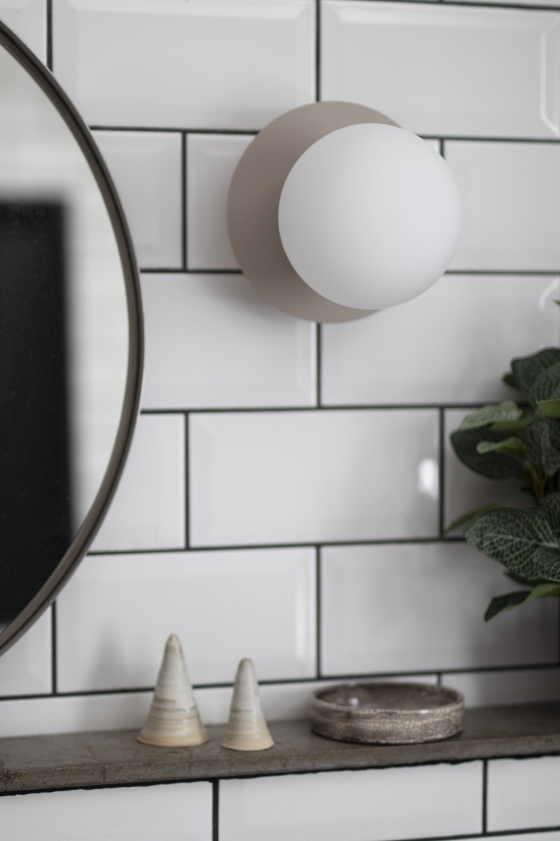 Art Deco Ø16 Beige/hvid badeværelseslampe Fra Globen Lighting - Lampen er lavet af metal og har en hvid glasskærm, der skaber en flot lysspredning i rummet.