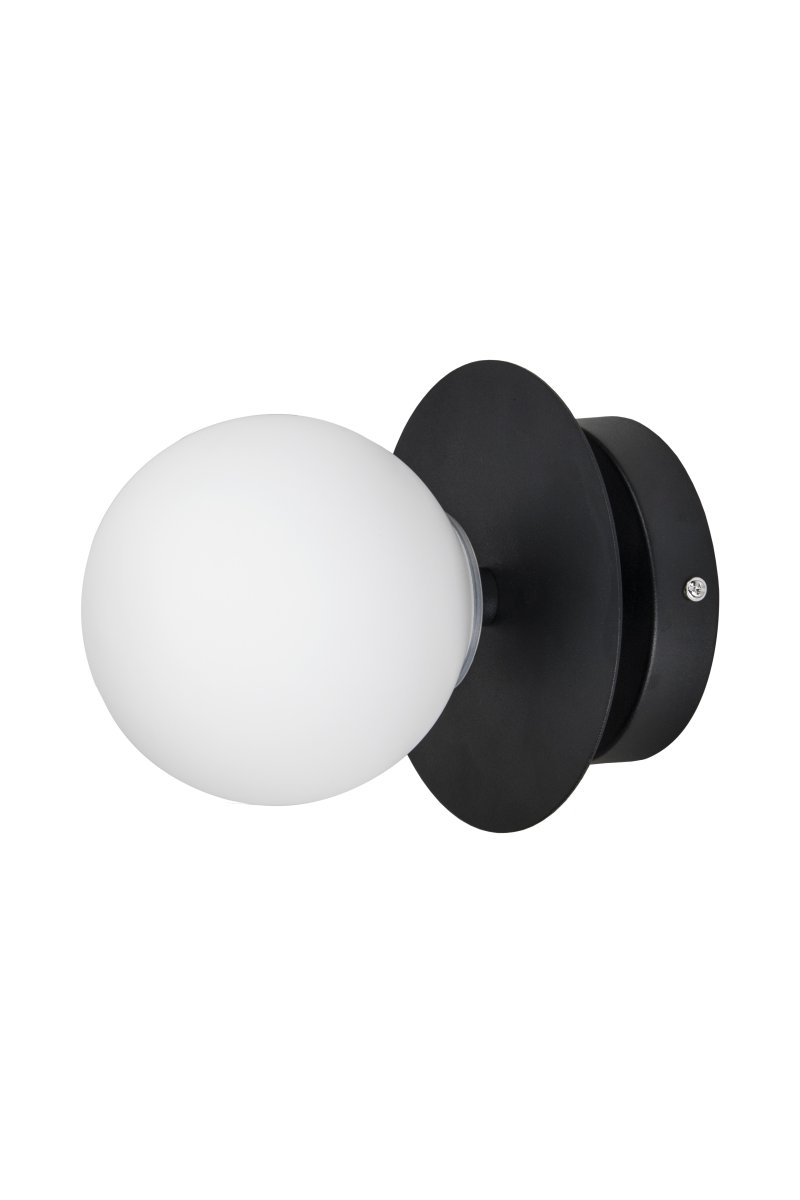 Art Deco Ø16 Sort og hvid badeværelseslampe Fra Globen Lighting - Lampen er lavet af metal og har en hvid glasskærm, der skaber en flot lysspredning i rummet.