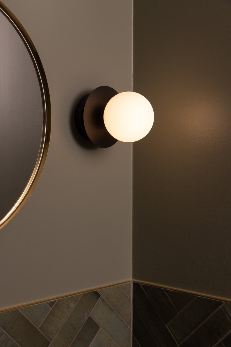 Art Deco Ø16 Sort og hvid badeværelseslampe Fra Globen Lighting - Lampen er lavet af metal og har en hvid glasskærm, der skaber en flot lysspredning i rummet.