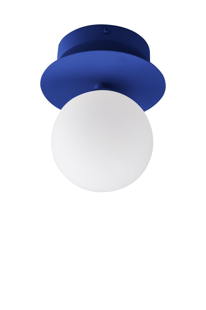 Art Deco Ø16 Blå/hvid badeværelseslampe Fra Globen Lighting - Lampen er lavet af metal og har en hvid glasskærm, der skaber en flot lysspredning i rummet.