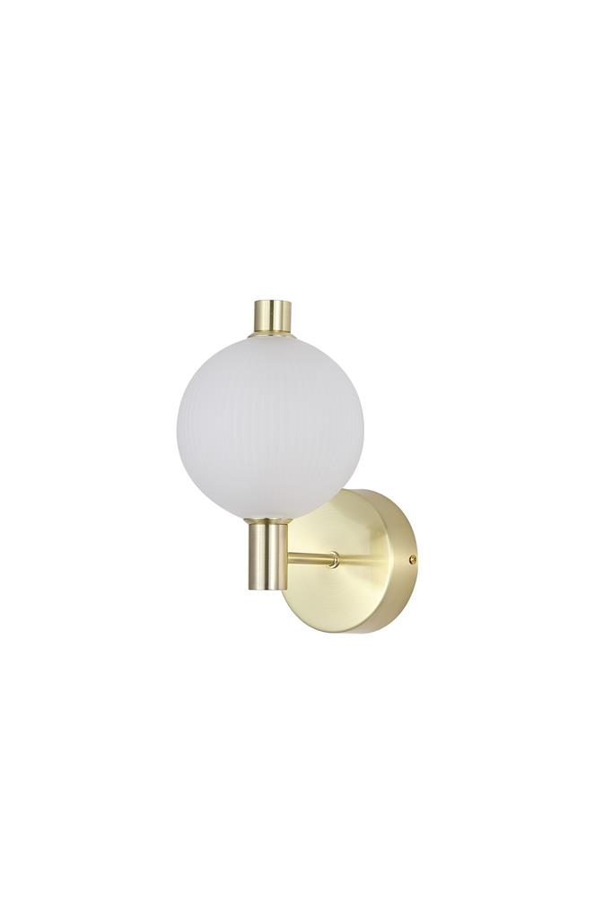 Luminique 15cm Messing væglampe Fra Searchlight - Luminique er en elegant og eksklusiv v&aelig;glampe, der kombinerer en riflet, matteret glassk&aelig;rm med stilfulde detaljer i en satineret messingfinish.