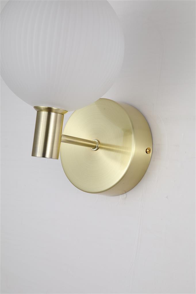 Luminique 15cm Messing væglampe Fra Searchlight - Luminique er en elegant og eksklusiv v&aelig;glampe, der kombinerer en riflet, matteret glassk&aelig;rm med stilfulde detaljer i en satineret messingfinish.