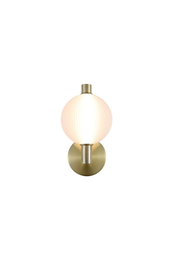 Luminique 15cm Messing væglampe Fra Searchlight - Luminique er en elegant og eksklusiv v&aelig;glampe, der kombinerer en riflet, matteret glassk&aelig;rm med stilfulde detaljer i en satineret messingfinish.