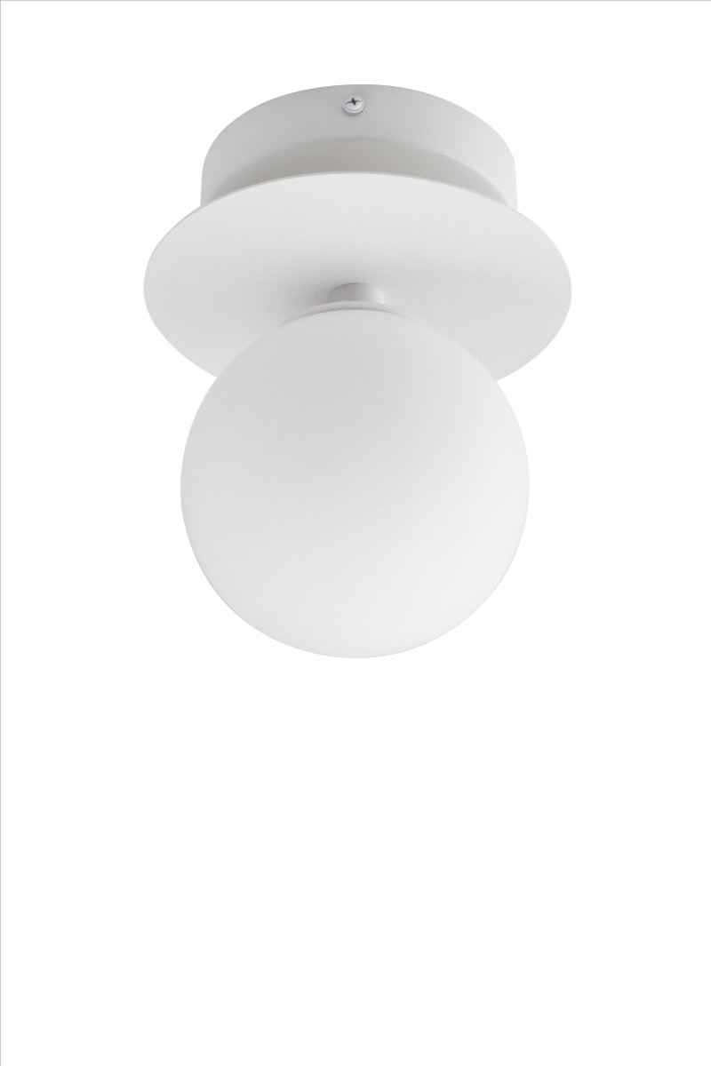 Art Deco Ø16 Hvid badeværelseslampe Fra Globen Lighting - Lampen er lavet af metal og har en hvid glasskærm, der skaber en flot lysspredning i rummet.