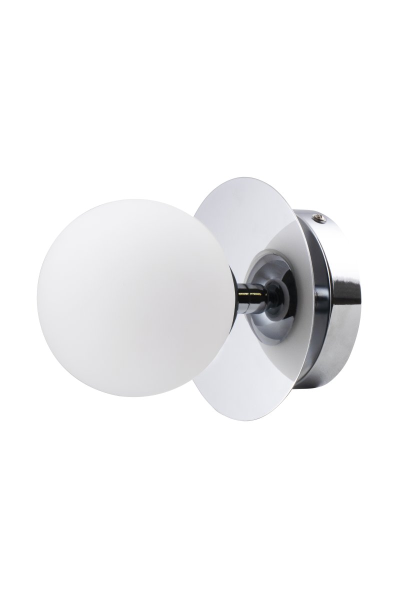 Art Deco Ø16 Krom/hvid badeværelseslampe Fra Globen Lighting - Lampen er lavet af metal og har en hvid glassk&aelig;rm, der skaber en flot lysspredning i rummet.