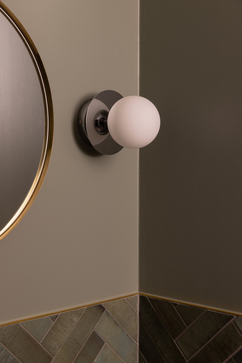 Art Deco Ø16 Krom/hvid badeværelseslampe Fra Globen Lighting - Lampen er lavet af metal og har en hvid glassk&aelig;rm, der skaber en flot lysspredning i rummet.
