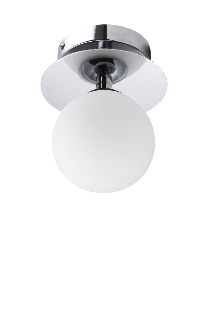 Art Deco Ø16 Krom/hvid badeværelseslampe Fra Globen Lighting - Lampen er lavet af metal og har en hvid glassk&aelig;rm, der skaber en flot lysspredning i rummet.