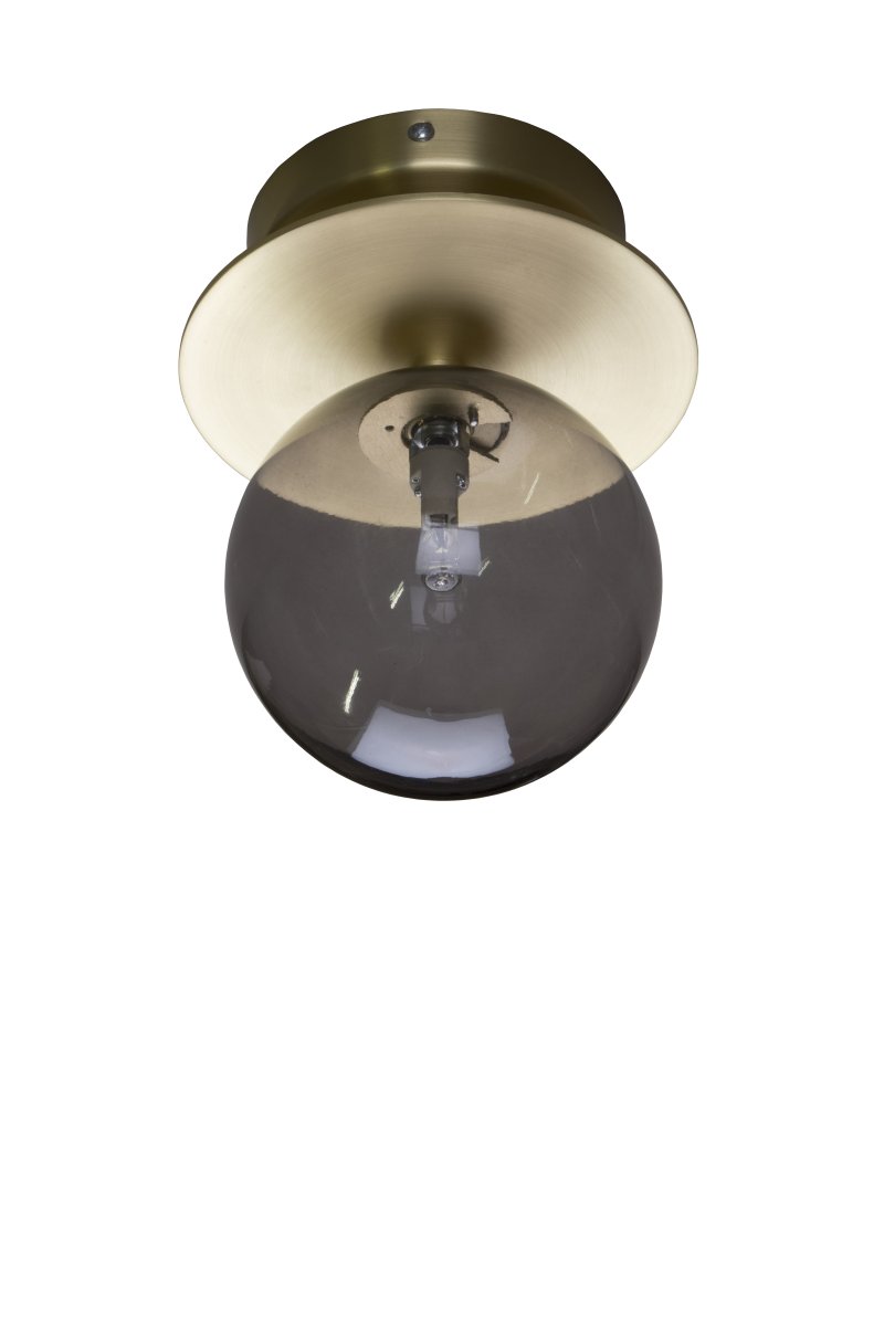 Art Deco Ø16 Børstet messing/røget badeværelseslampe Fra Globen Lighting - Lampen er lavet af metal og har en skærm af røget glas, der skaber en flot lysspredning i rummet.