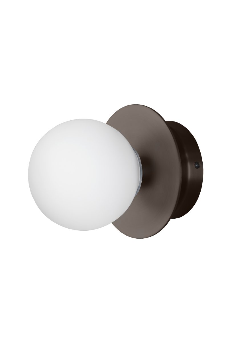 Art Deco Ø16 Bronze/hvid badeværelseslampe Fra Globen Lighting - Lampen er lavet af metal og har en hvid glasskærm, der skaber en flot lysspredning i rummet.
