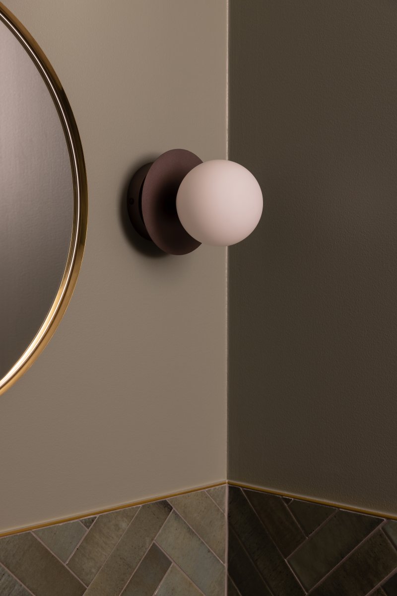 Art Deco Ø16 Bronze/hvid badeværelseslampe Fra Globen Lighting - Lampen er lavet af metal og har en hvid glasskærm, der skaber en flot lysspredning i rummet.