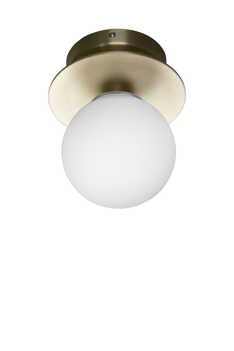 Art Deco Ø16 Børstet messing/hvid badeværelseslampe Fra Globen Lighting - Lampen er lavet af metal og har en hvid glassk&aelig;rm, der skaber en flot lysspredning i rummet.