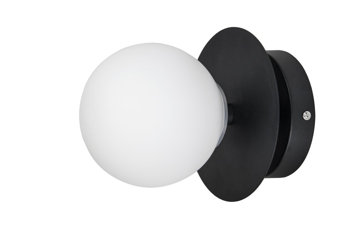 Art Deco Ø24 Sort og hvid badeværelseslampe Fra Globen Lighting - Lampen er lavet af metal og har en mat hvid glassk&aelig;rm, der skaber en flot lysspredning i rummet.