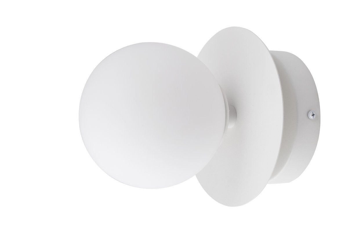 Art Deco Ø24 Hvid badeværelseslampe Fra Globen Lighting - Lampen er lavet af metal og har en mat hvid glassk&aelig;rm, der skaber en flot lysspredning i rummet.