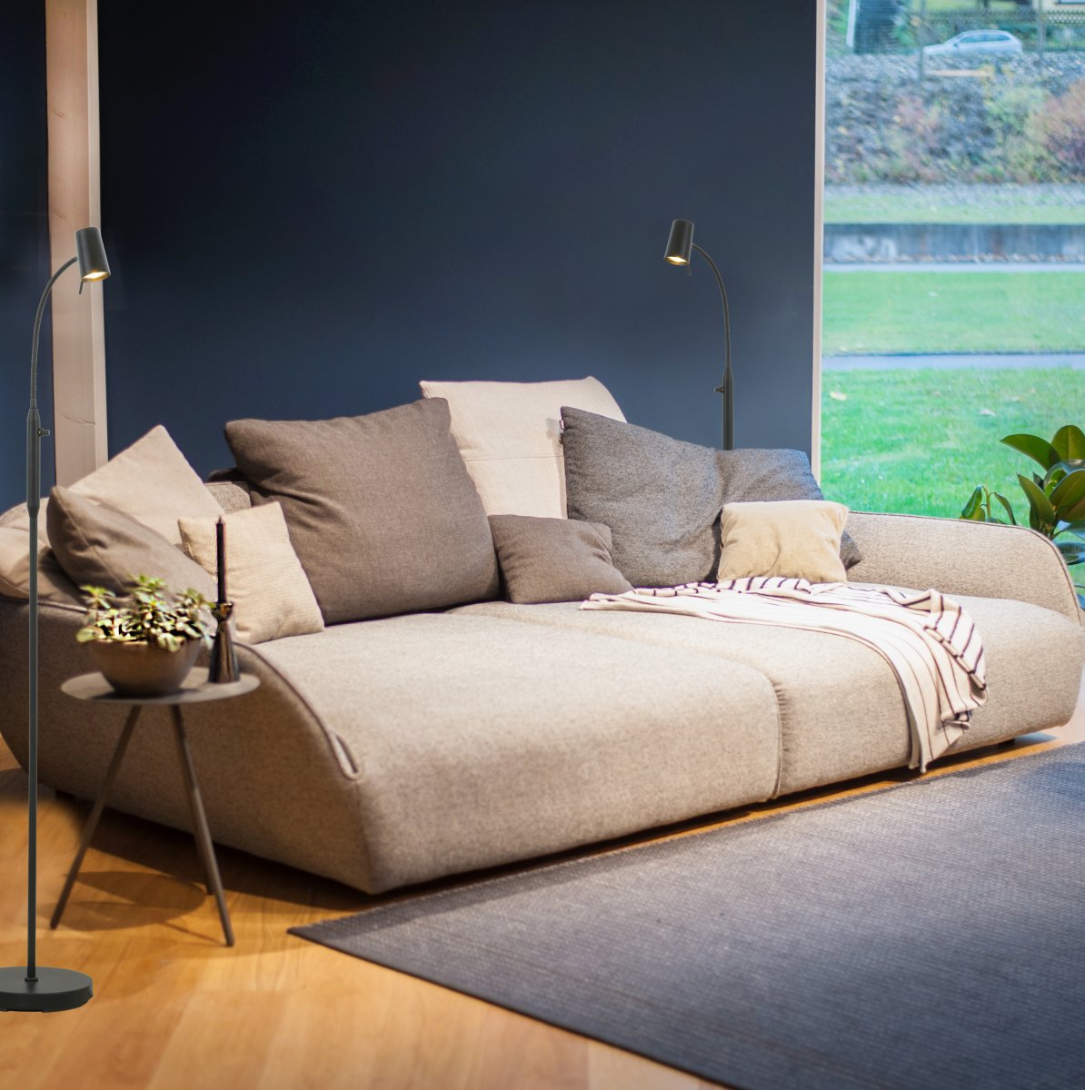 Pilot Sort gulvlampe Fra Aneta Lighting - Pilot gulvlampe i sortlakeret metal har et stilrent design, der passer ind i de fleste hjem og indretningsstile.