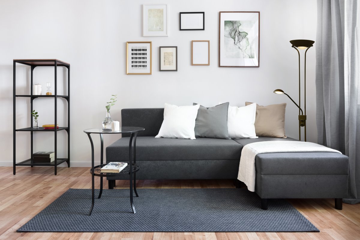 Nice Sort gulvlampe Fra Aneta Lighting - Flot gulv-uplight er perfekt b&aring;de til arbejde og fredag aften og giver et varmt hvidt sk&aelig;r p&aring; 3000K.