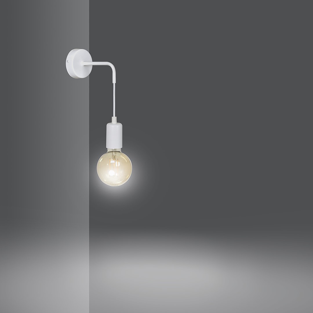 Multipo K1 Hvid væglampe Fra Emibig Lighting - Den er lavet af pulverlakeret stål og giver et robust og kvalitativt indtryk.