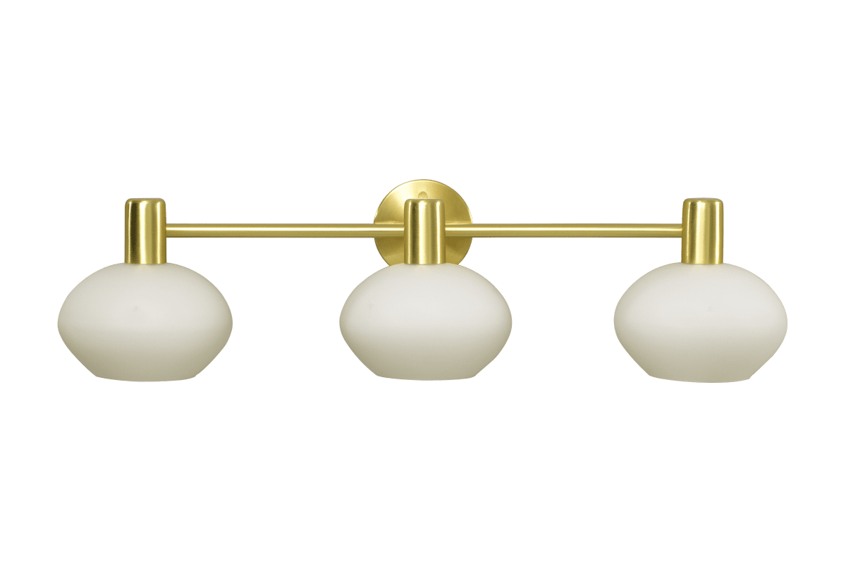 Elba 63cm mat messing badeværelseslampe Fra Aneta Lighting - Denne væglampe er lavet af metal i mat messing og har et elegant design med tre smukt formede, opalhvide glaskupler, der skaber et blødt og behageligt lys.
