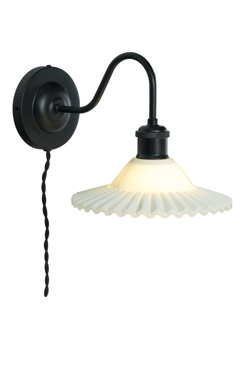 Silvia 30cm Sort og hvid væglampe Fra Aneta Lighting - Silvia væglampen i romantisk vintagestil er en flot indretningsdetalje, der fungerer lige godt i klassiske, landlige og moderne hjem.
