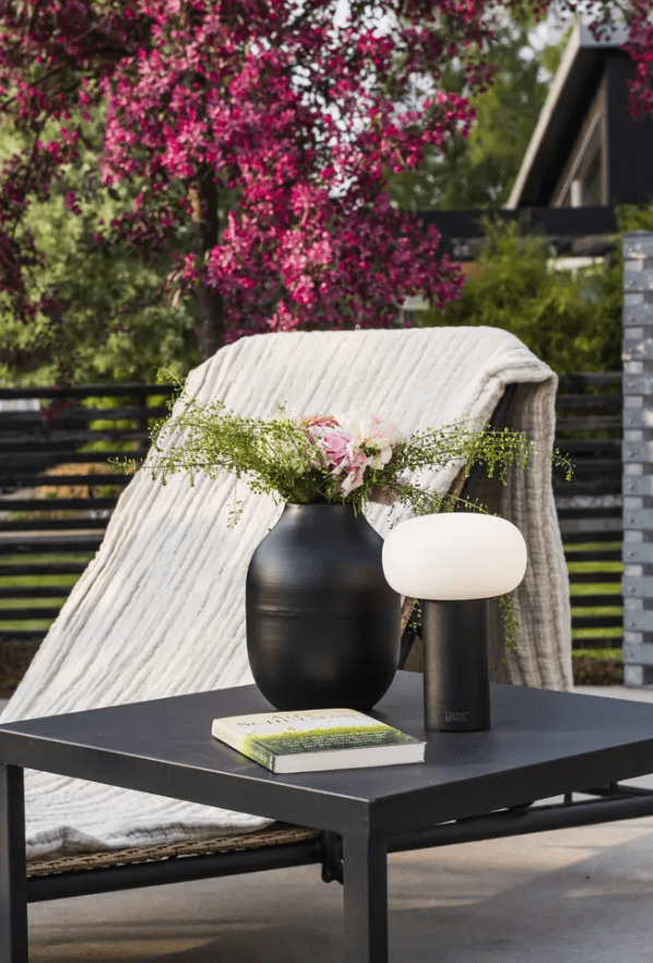 Antibes 20cm Sort bærbar Fra Konstsmide - Antibes er en moderne genopladelig bordlampe til udendørs brug med mange funktioner.