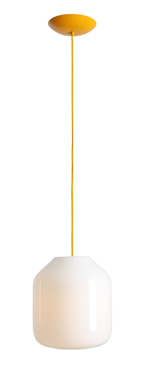 Flask Ø27 Gul loftslampe Fra Artera - Den generøse opalglasskærm har en diameter på 27 cm og spreder et blødt og behageligt lys, der skaber en indbydende atmosfære i rummet.
