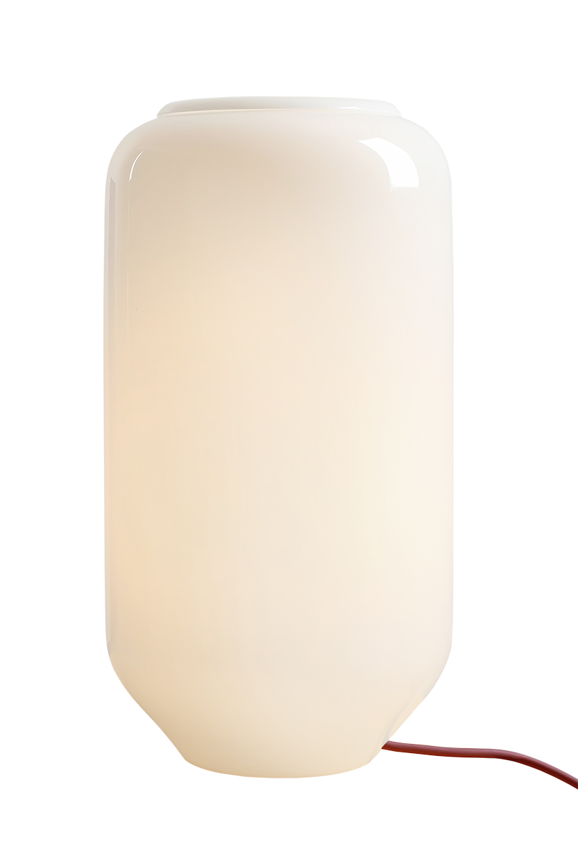 Flask 36cm Hvid/rød bordlampe Fra Artera - Den høje, afrundede opalglasskærm spreder et blødt og behageligt lys, der skaber en varm og indbydende atmosfære.
