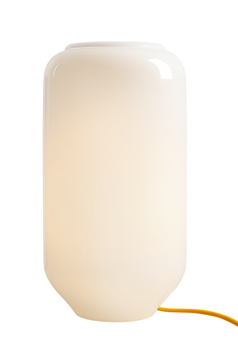 Flask 36cm Hvid/gul bordlampe Fra Artera - Den høje, afrundede opalglasskærm spreder et blødt og behageligt lys, der skaber en varm og indbydende atmosfære.