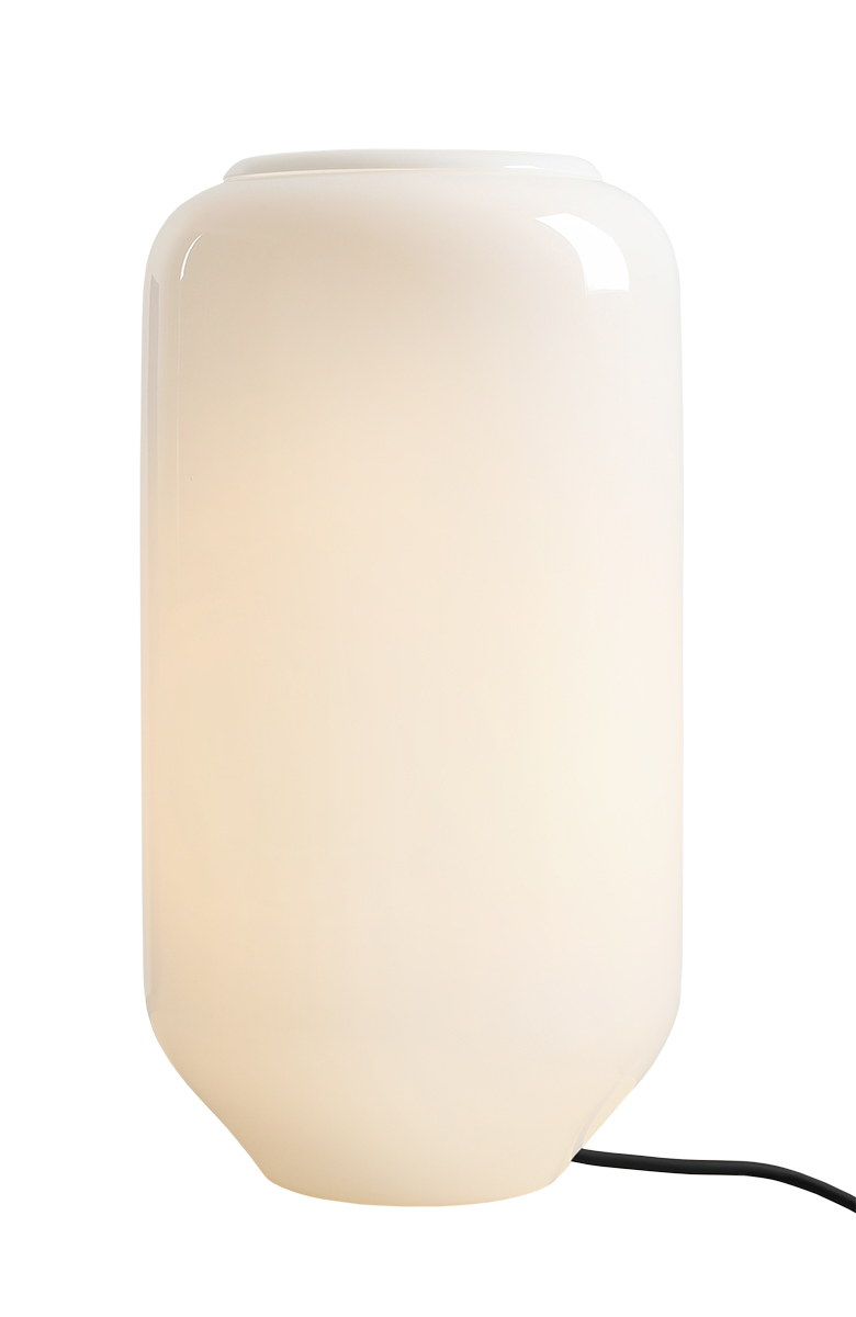 Flask 36cm Hvid/sort bordlampe Fra Artera - Den høje, afrundede opalglasskærm spreder et blødt og behageligt lys, der skaber en varm og indbydende atmosfære.
