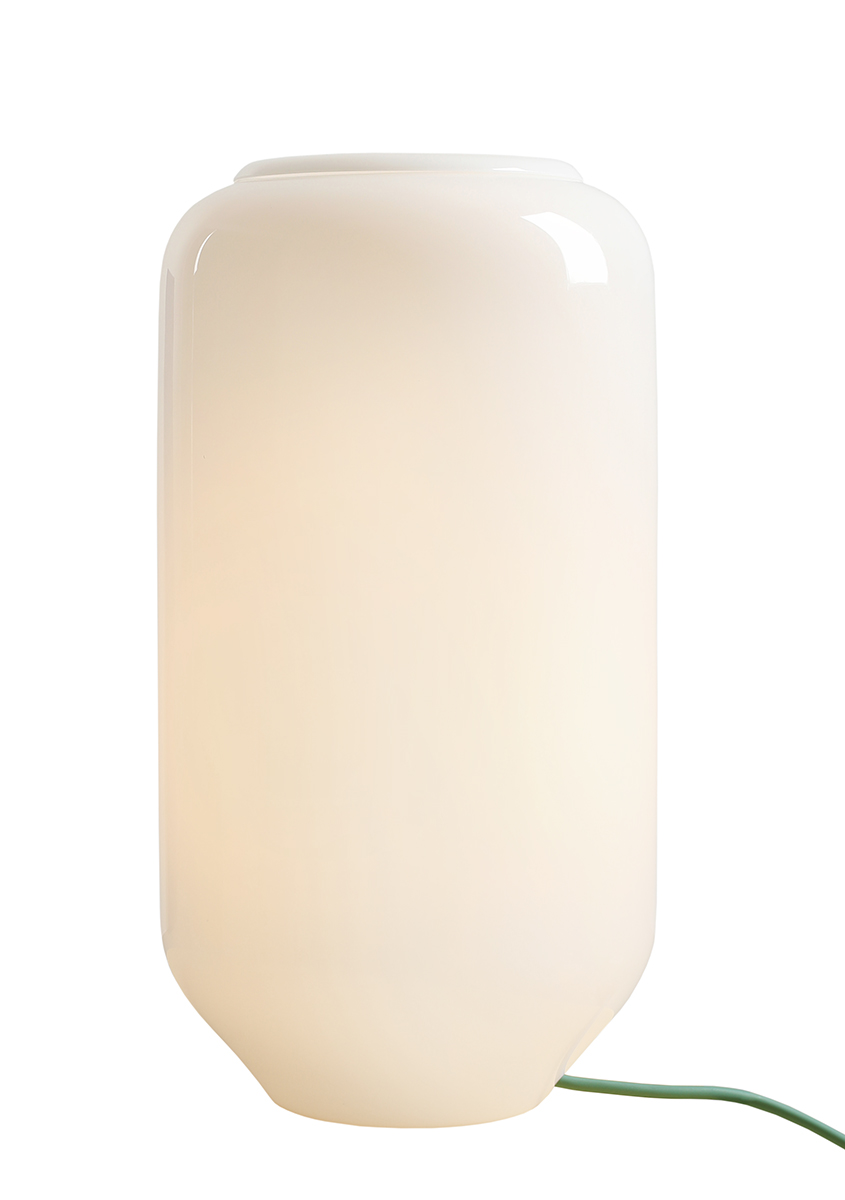 Flask 36cm Hvid/grøn bordlampe Fra Artera - Den høje, afrundede opalglasskærm spreder et blødt og behageligt lys, der skaber en varm og indbydende atmosfære.