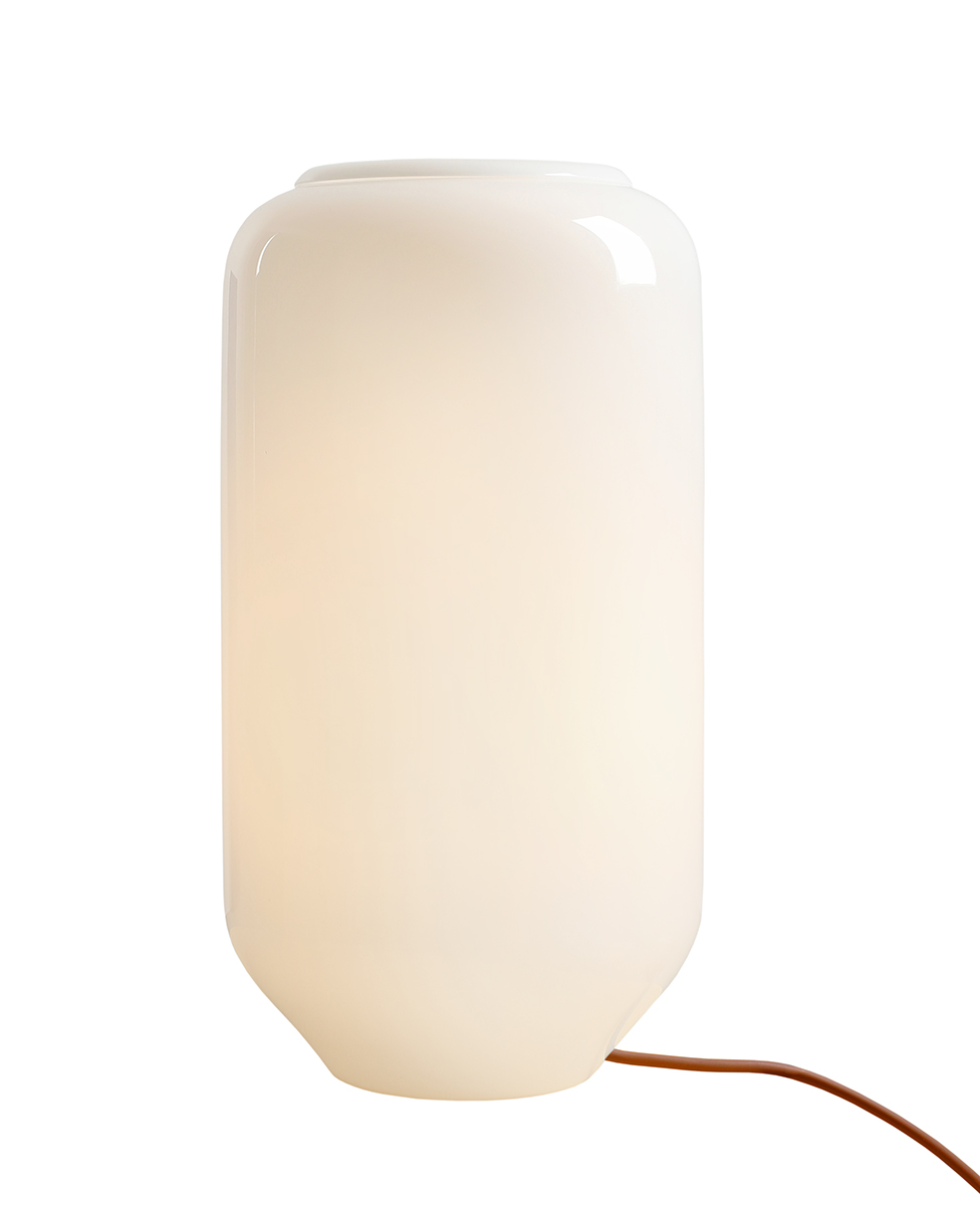 Flask 36cm Hvid/terrakotta bordlampe Fra Artera - Den høje, afrundede opalglasskærm spreder et blødt og behageligt lys, der skaber en varm og indbydende atmosfære.