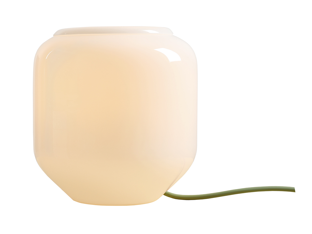 Flask 18cm Hvid/grøn bordlampe Fra Artera - Flask er en stilfuld bordlampe med bløde, afrundede former og et moderne farveskema.
